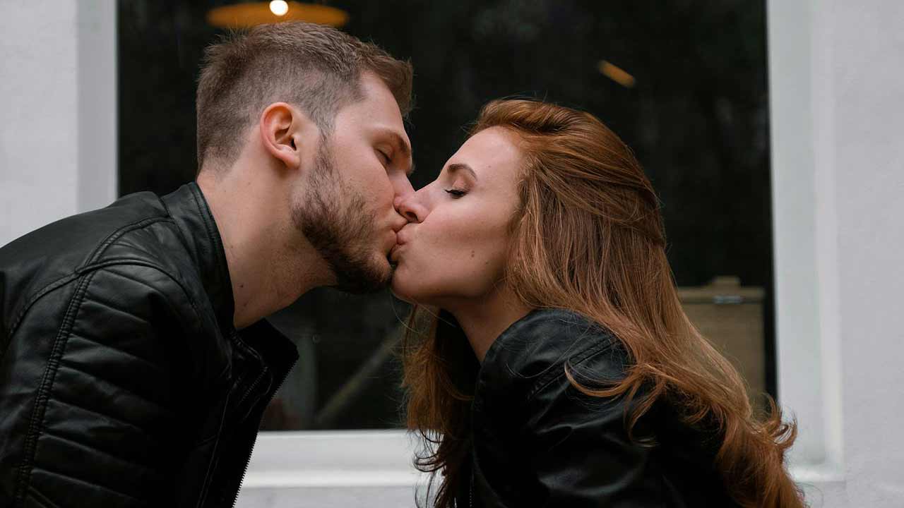 Bacio-Foto-di-Shvets-Anna-da-Pexels-C4Comic.it