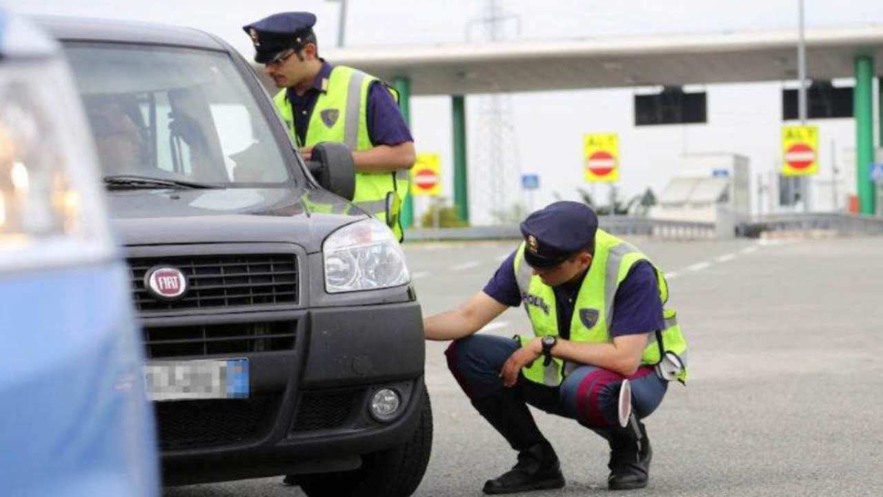 “Signore, deve cambiare subito queste gomme”: da oggi sono vietate dal Codice della Strada