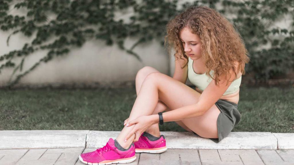 Scarpe strette, non buttarle subito: con il trucco del ghiaccio ti stanno ancora per mesi