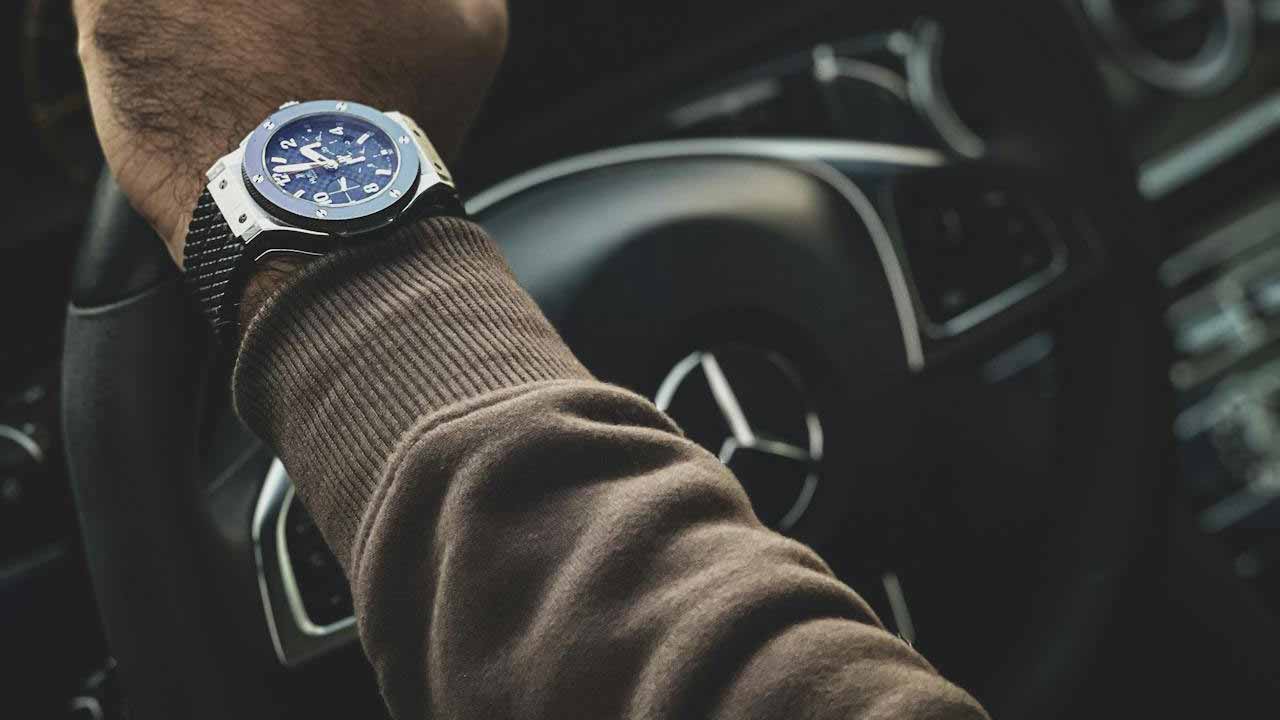 Orologio-in-auto-Foto-di-Abdullah-Alsaibaie-da-Pexels-C4Comic
