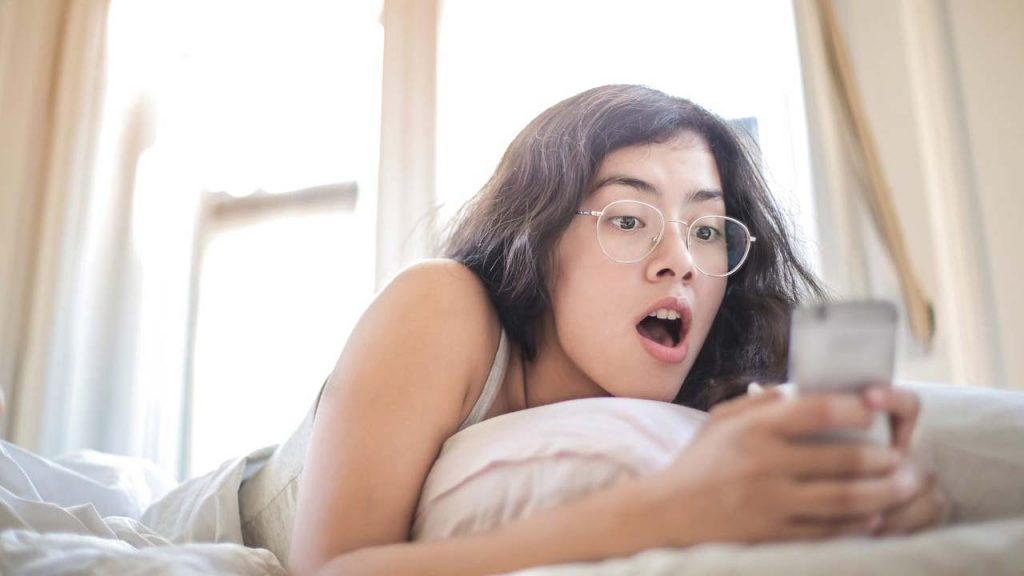 Smartphone-sorpresa-Foto-di-Andrea-Piacquadio-da-Pexels-C4Comic