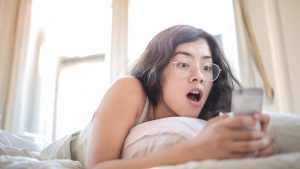 Smartphone-sorpresa-Foto-di-Andrea-Piacquadio-da-Pexels-C4Comic