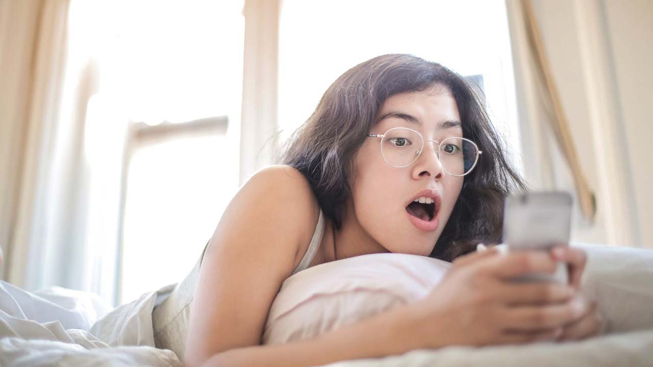 Smartphone-sorpresa-Foto-di-Andrea-Piacquadio-da-Pexels-C4Comic