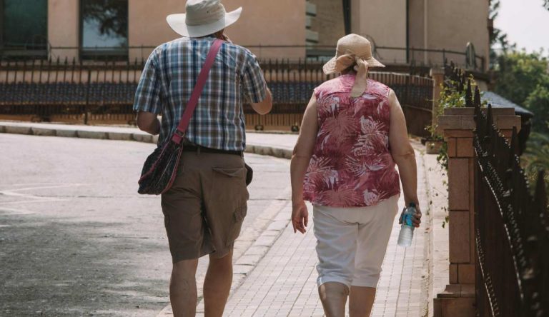 Over 65, quanti minuti al giorno devono camminare? Finalmente c’è una risposta: sforzo giusto senza affaticarsi