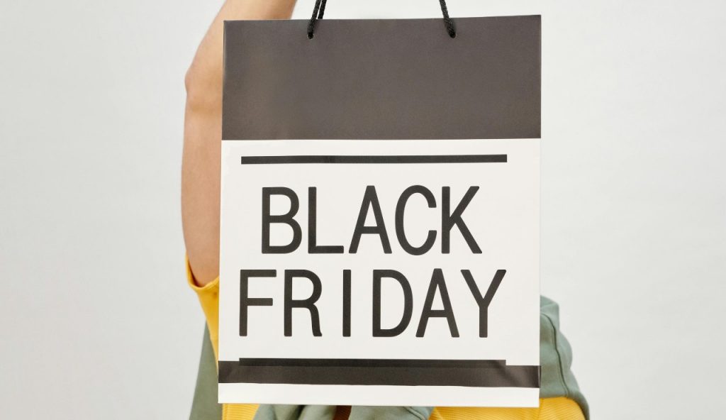 Black Friday, occhio a questa truffa | Sconti finti e siti clone: puoi salvarti soltanto così