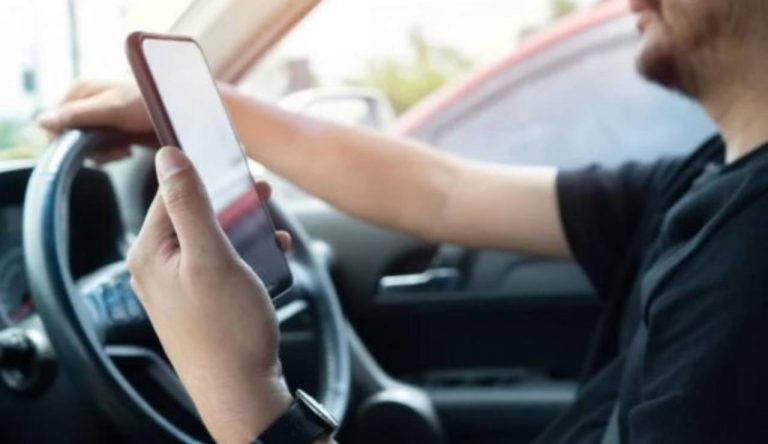 Cellulare al volante, nuova stangata | Fai attenzione a questo dettaglio: rischi una multa raddoppiata