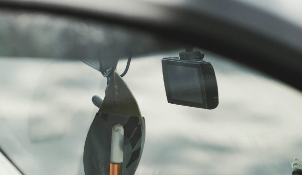 Dashcam in auto, sì ma con regole | Un dettaglio privacy può annullare i video: evitalo prima di montarla