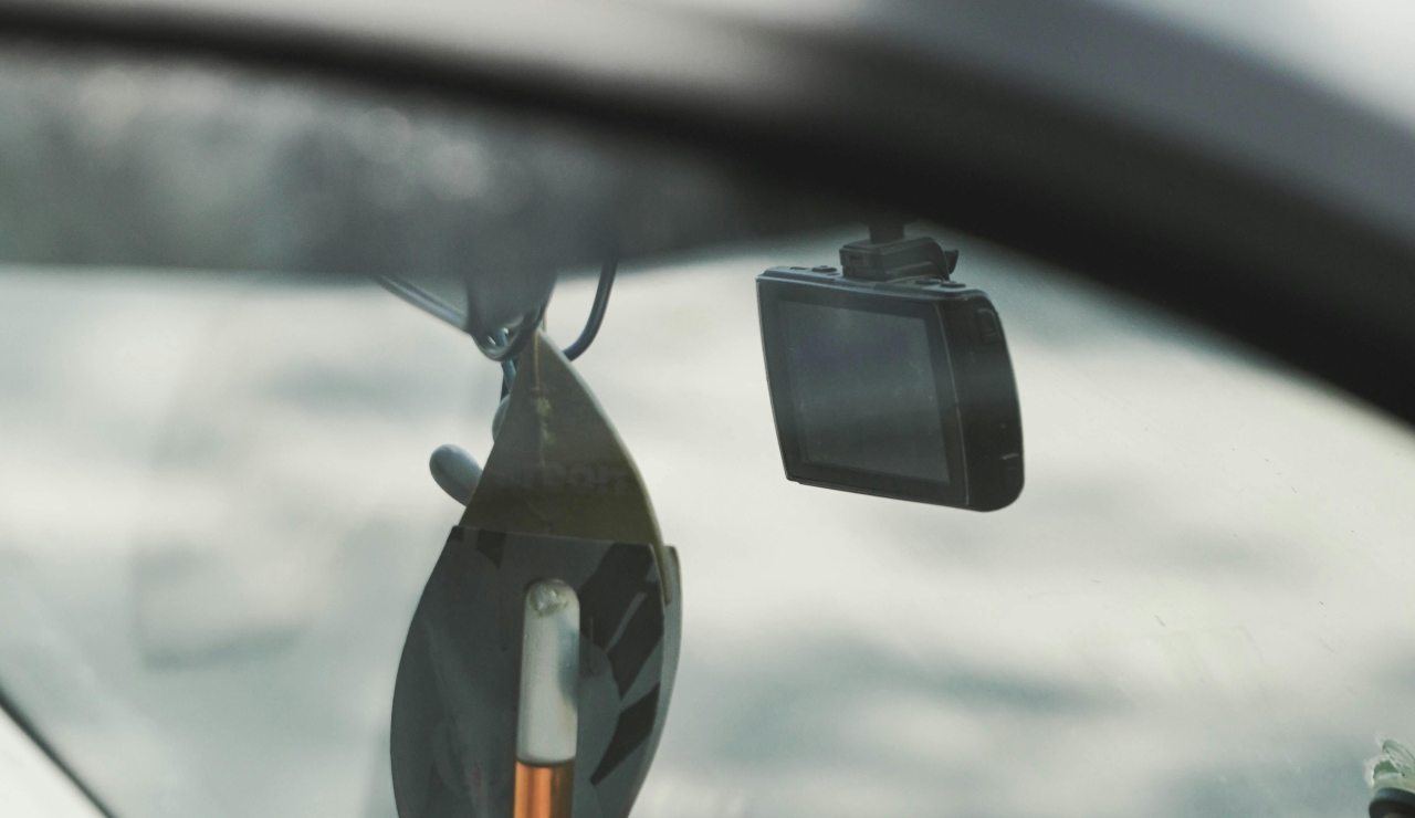 Dashcam in auto, sì ma con regole | Un dettaglio privacy può annullare i video: evitalo prima di montarla