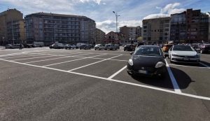 Un parcheggio sulle strisce bianche