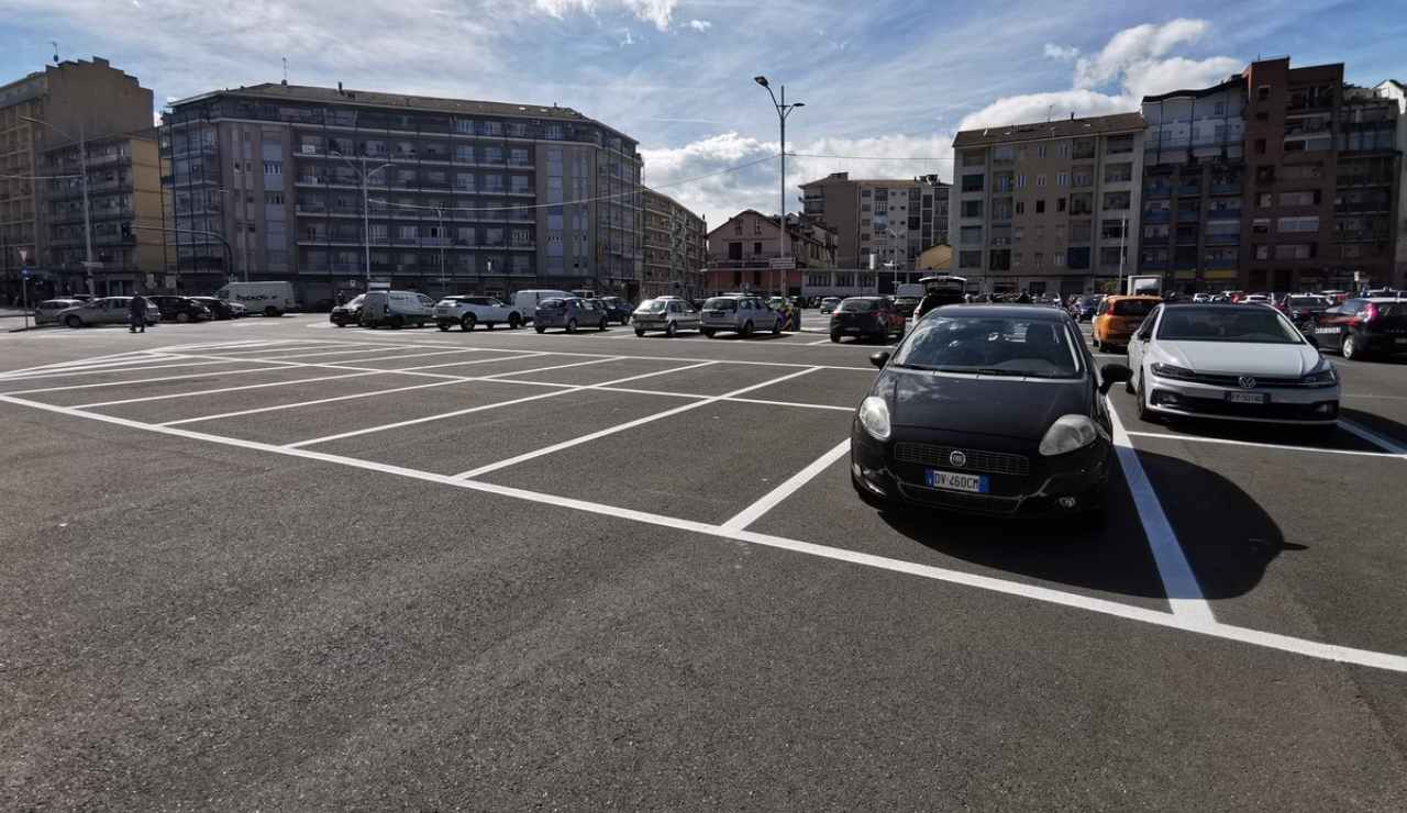 Un parcheggio sulle strisce bianche